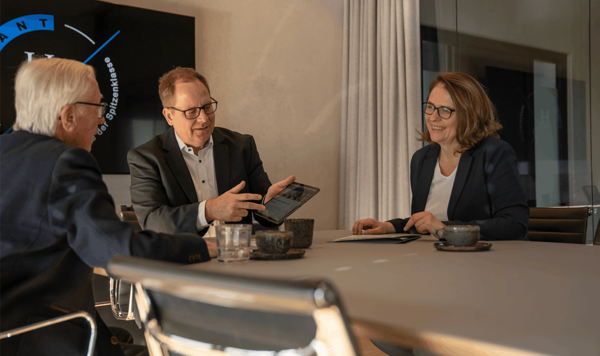 Originalaufnahme: Hubertus Dejl und Ruth Döring gemeinsam am Tisch in einer Beratungssituation.