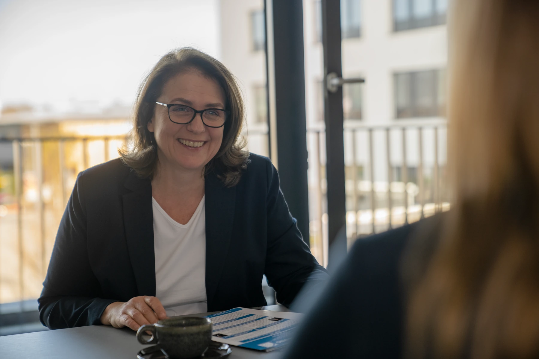 Ruth Döring in einer echten Beratungssituation am Tisch.